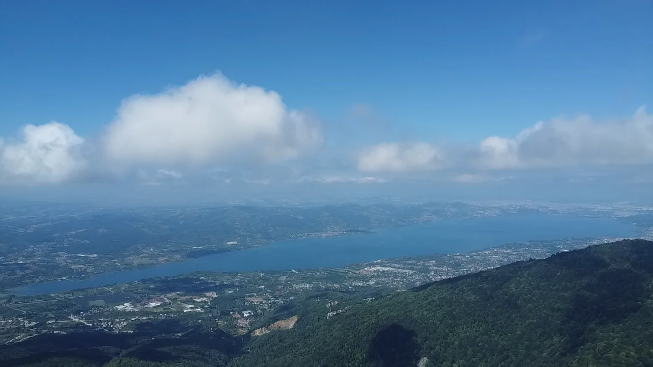 Sapanca Gölü ve çevresindeki ormanlık tepelerin yukarıdan görünümü