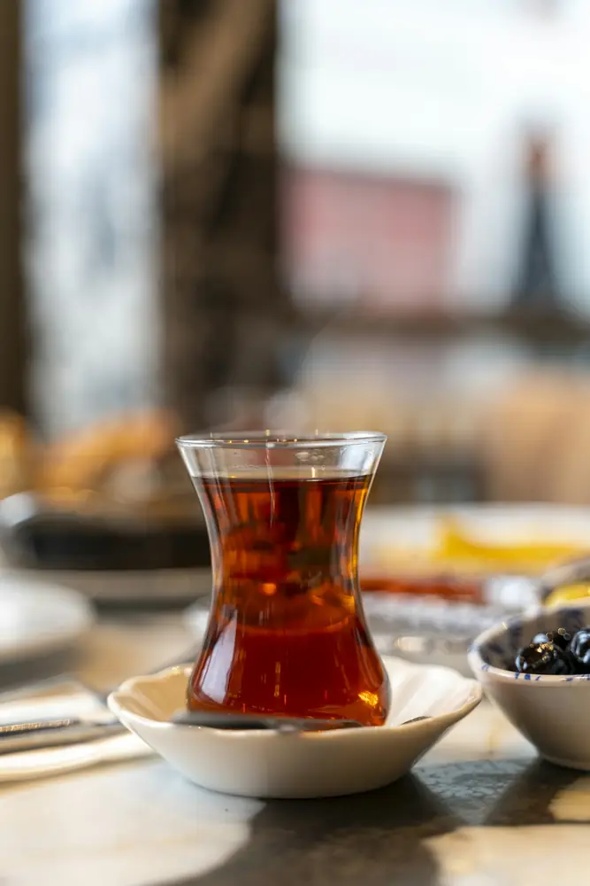 Kahvaltı için hazırlanmış yiyecekler ve sofra düzeni