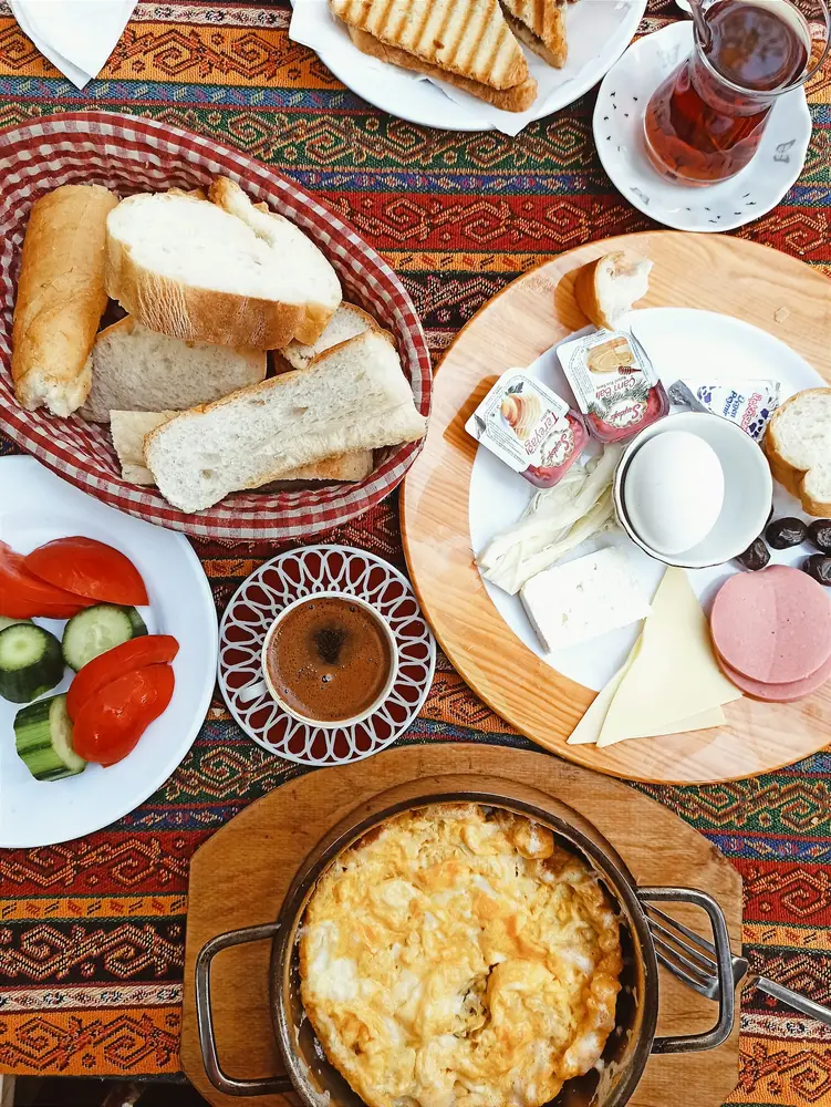 Kahvaltı için hazırlanmış yiyecekler ve sofra düzeni